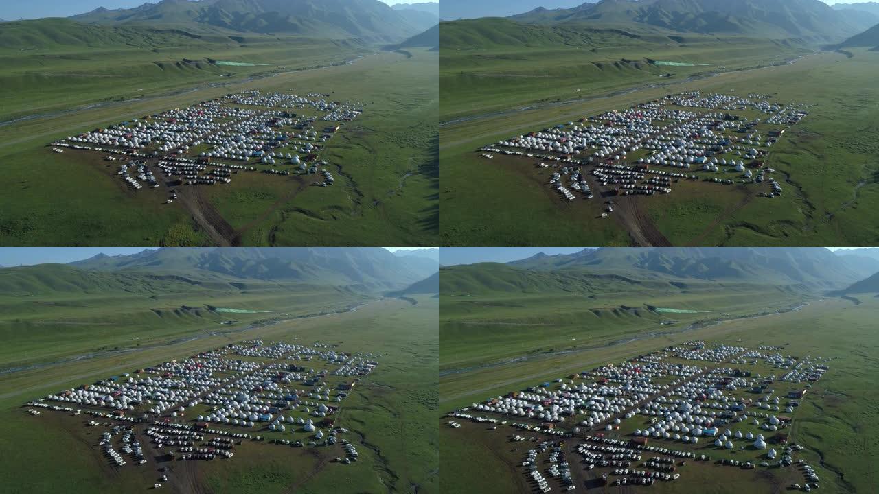 俯瞰中国新疆大草原上的许多汽车和帐篷