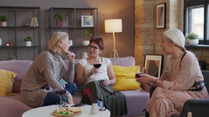 三个熟女喝红酒在家聊天