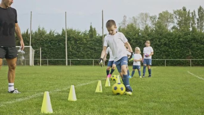 孩子们练习足球运球