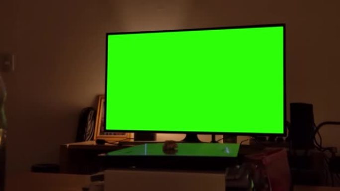 房子客厅里有绿屏的智能电视。特写。放大。4k分辨率。