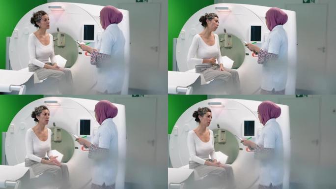 女性护士在CAT扫描前与女性患者交谈