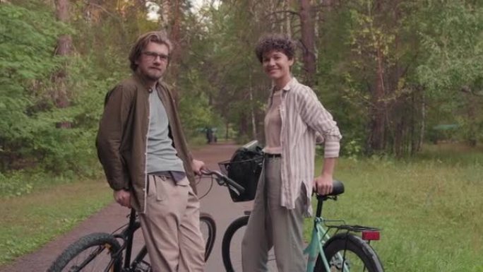 树林中自行车运动情侣的肖像