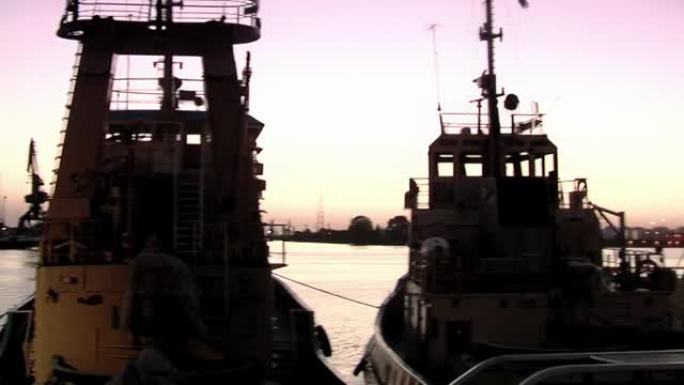 阿根廷黎明时分，拖船停靠在布宜诺斯艾利斯港。