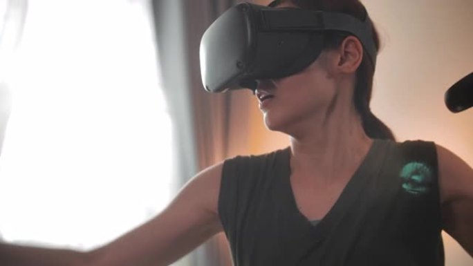 女人在家使用VR眼镜锻炼