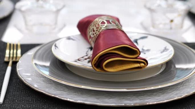 桌上的餐具精美陶瓷磁盘传统
