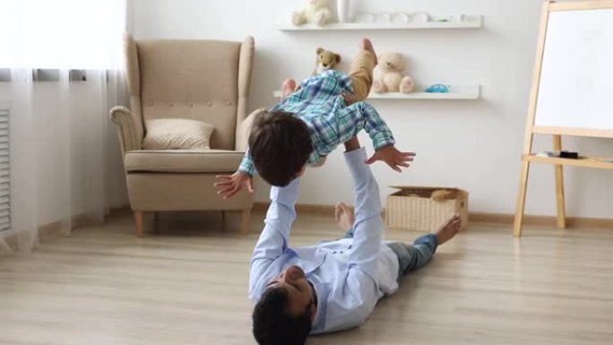 印度父亲和小儿子在客厅一起玩