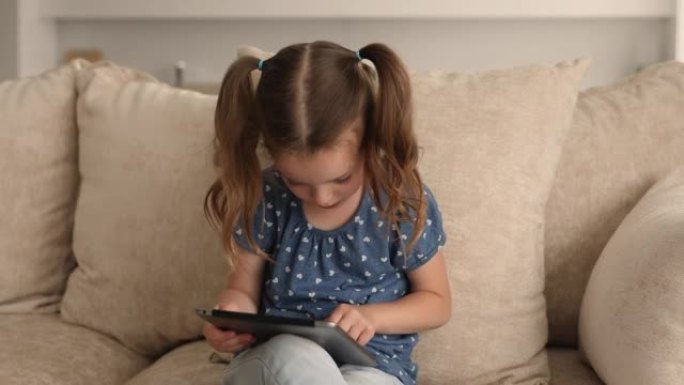 可爱的小女孩使用数字电脑平板电脑。