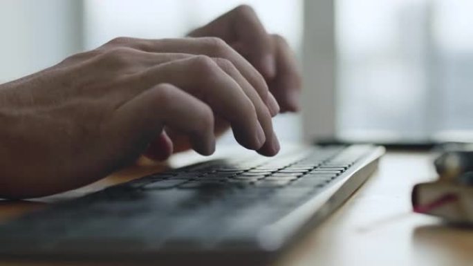 工作商务人员在办公室特写镜头中打字电脑键盘。人在电脑上写电子邮件或文件。经理在工作场所使用键盘工作。
