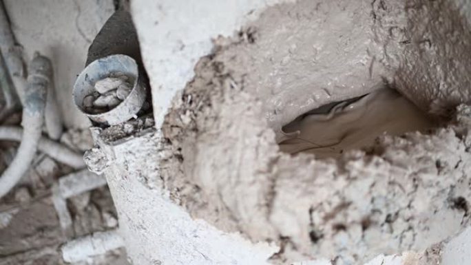 车间机器将泥浆变成管状粘土材料