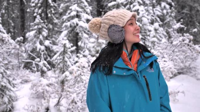 雪花落在女人的手上