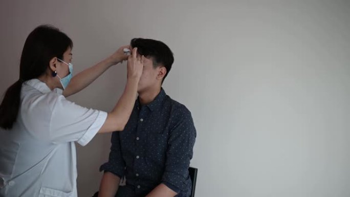 亚洲中国美女在为一个年轻人做眼睛刺绣之前刷牙和画画