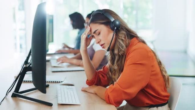 呼叫中心的压力，头痛和倦怠的女人，感到疲倦或疲惫。心理健康，焦虑或女性销售代理，顾问或电话营销员工在