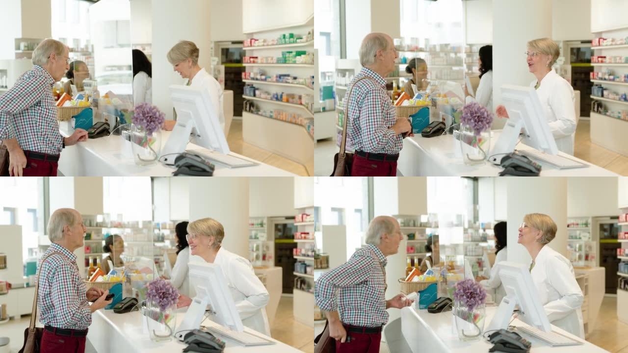 友好的药剂师在医疗商店协助高级客户