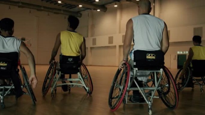 一个在专业队打轮椅篮球的年轻人。