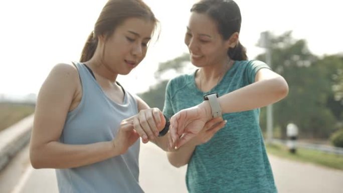 两个运动女人一起使用智能手表