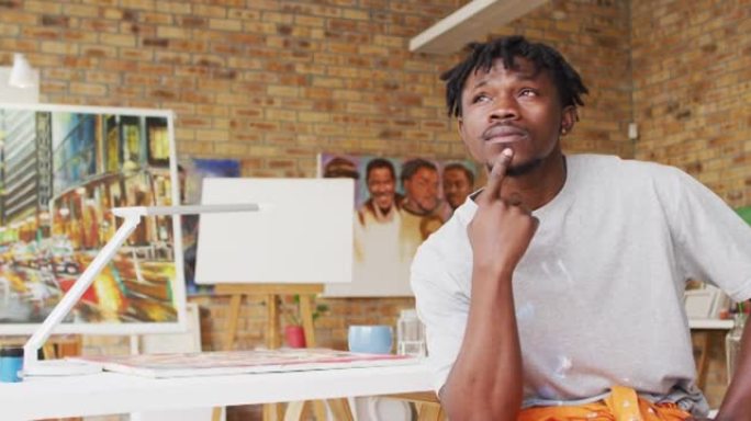 艺术家工作室中沉思的非裔美国男性画家的肖像