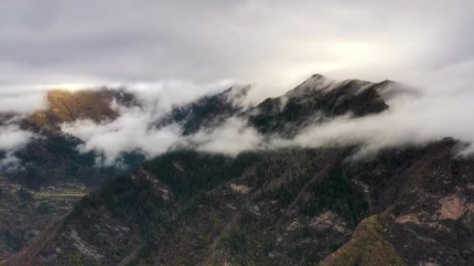 清晨，云雾弥漫群山