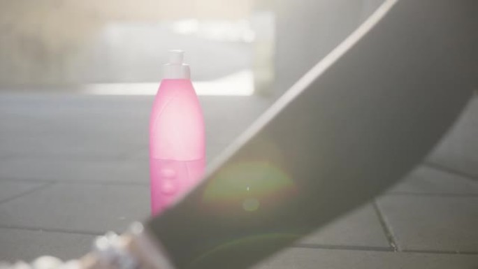 阳光下的粉色水瓶逆光拍摄的运动水壶