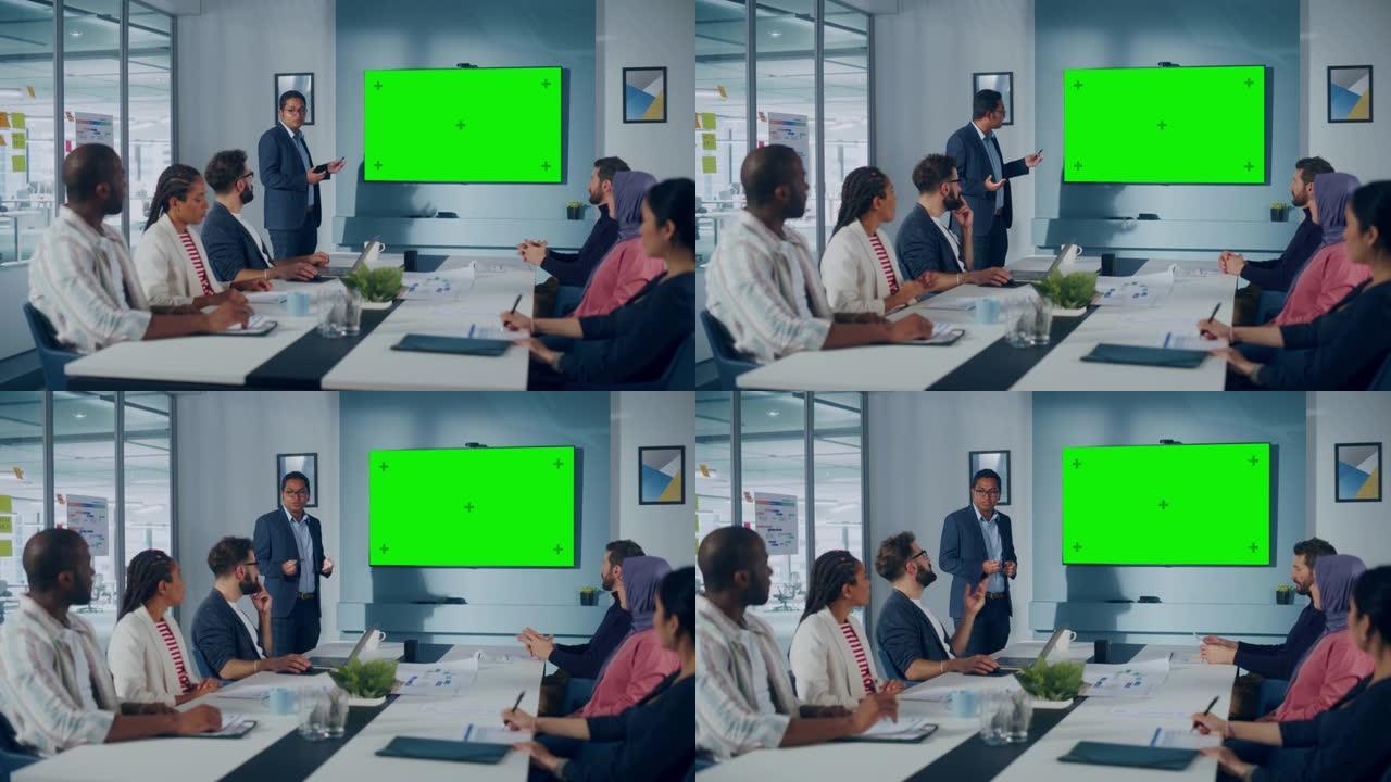 办公室会议室会议介绍: 印度商人谈话，使用绿屏色键墙电视。数字企业家向多民族电子商务投资者群体展示产