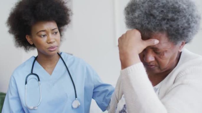 关怀非裔美籍女医生与忧伤资深女谈话