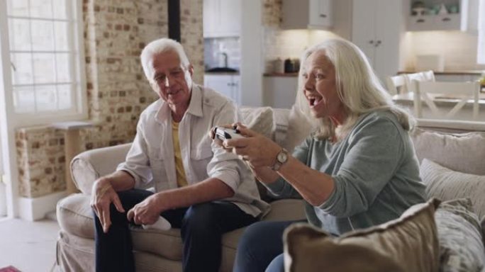 一对高级夫妇在家一起玩电子游戏的4k视频片段