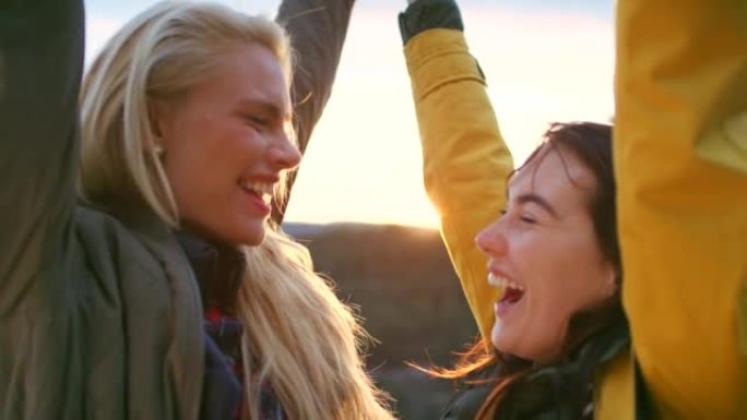 两名年轻女子在山上徒步旅行时欣赏美景的4k视频片段