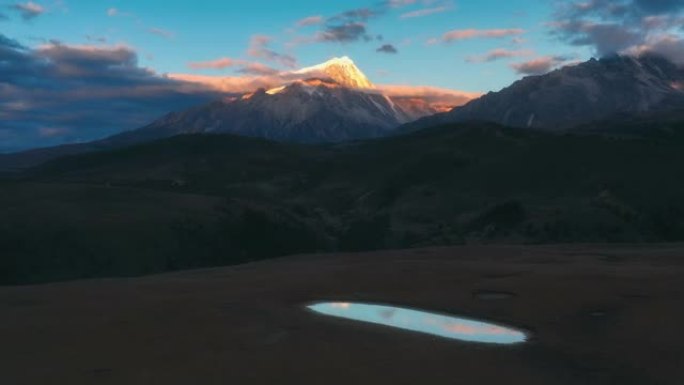 草原湿地折射雪山英姿