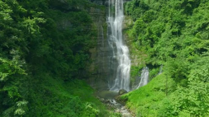 山中瀑布的鸟瞰图山中瀑布山涧