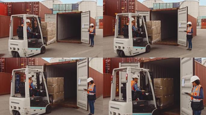 叉车司机在物流港码头装载一个带箱子的完整托盘的运输货物集装箱。拉丁女性工业主管和安全检查员，平板电脑