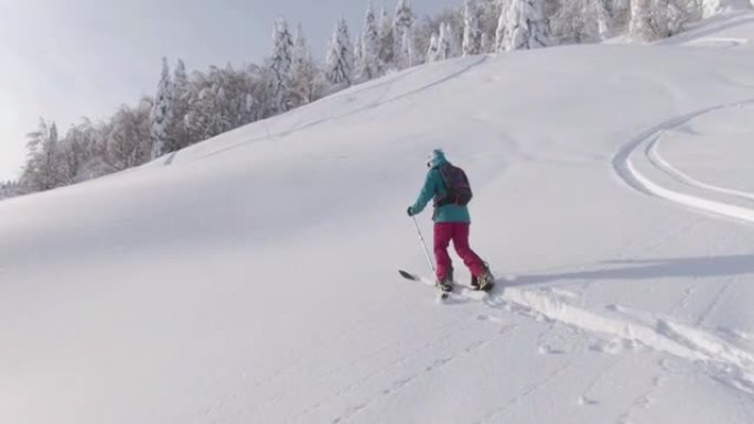 无人机: 适合白人的女人在滑雪旅行中穿越寒冷的风景