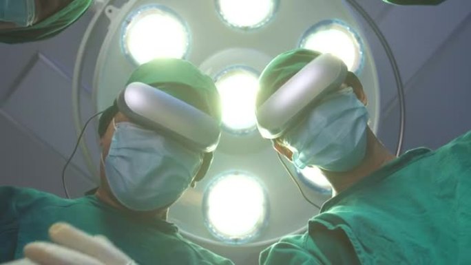 POV患者视图组医生戴上增强现实耳机，在高科技医院手术室对患者进行手术。未来医疗保健和医疗技术概念。