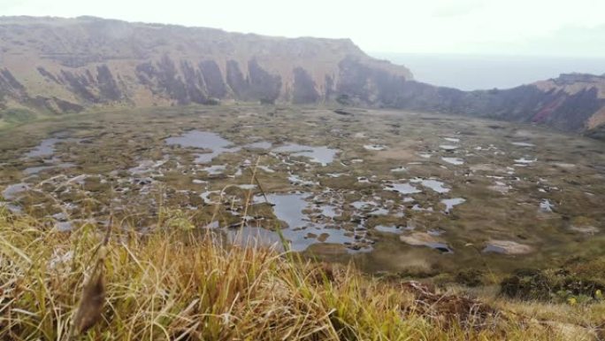 智利复活节岛拉诺考火山火山口。