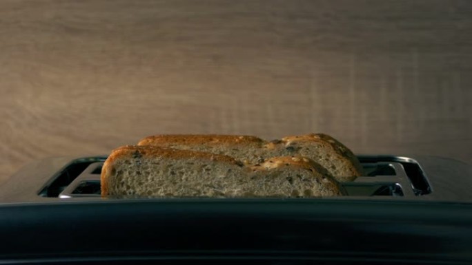 将黑面包放入烤面包机中