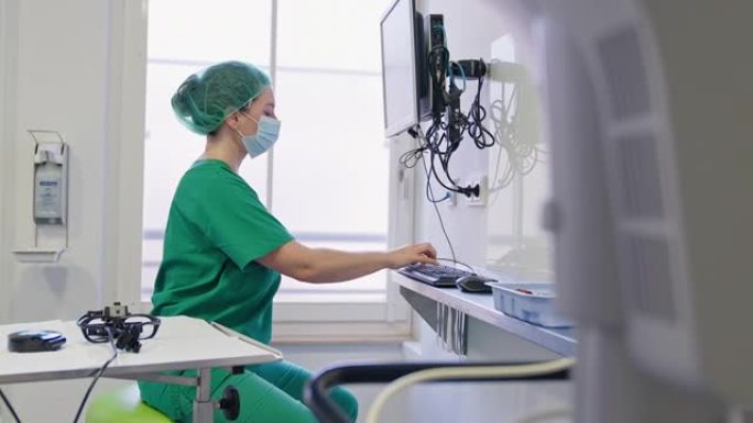 眼科医生在手术室中设置计算机系统