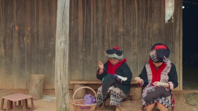 快乐的部落妇女在他的家乡缝纫。