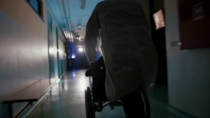 TS男医生在将轮椅上的病人推下医院走廊时奔跑