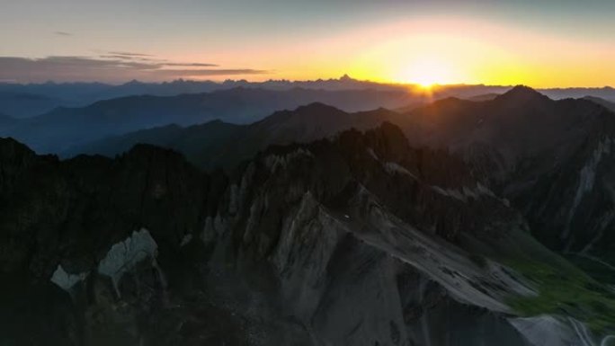 太阳从四川西部的山顶冒出来