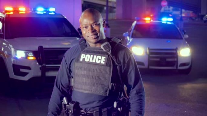 夜间有巡逻车的非裔美国警察
