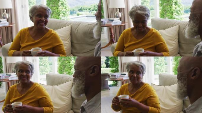 老年非裔美国夫妇在家客厅聊天喝茶
