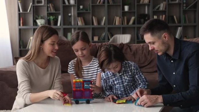家庭玩小儿子和女儿磁性建筑套装