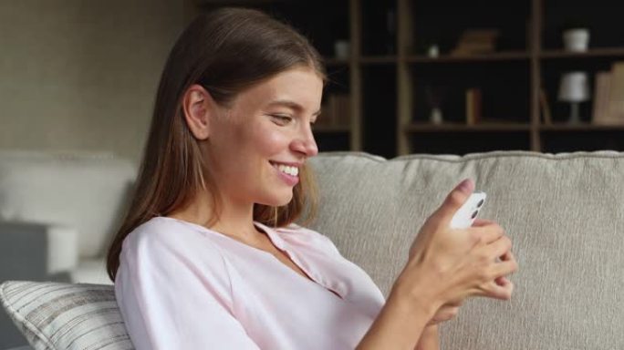 现代智能手机的青少年女性满意用户侧视图