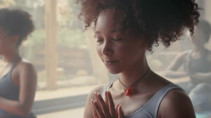 一群年轻女性在瑜伽课上冥想的4k视频片段