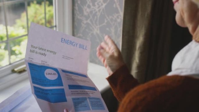 担心英国能源法案的高级女性担心生活成本能源危机