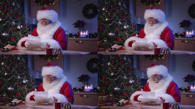 圣诞老人正在阅读孩子们的来信，坐在圣诞节装饰的厨房的桌子旁，右边是一棵圣诞树