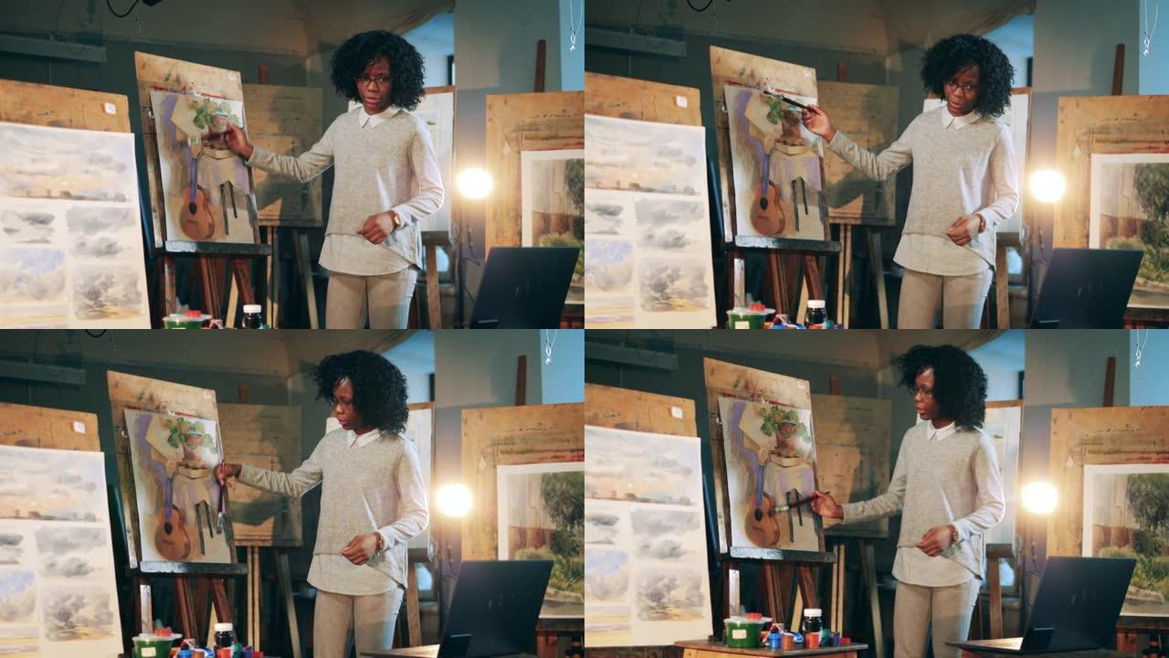 非洲族裔女士在在线艺术课上解释一幅画
