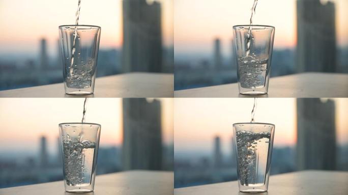 早上倒入玻璃杯的水