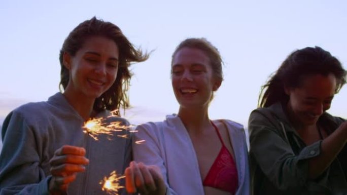 一群朋友在海滩上与烟火玩得开心的4k视频片段