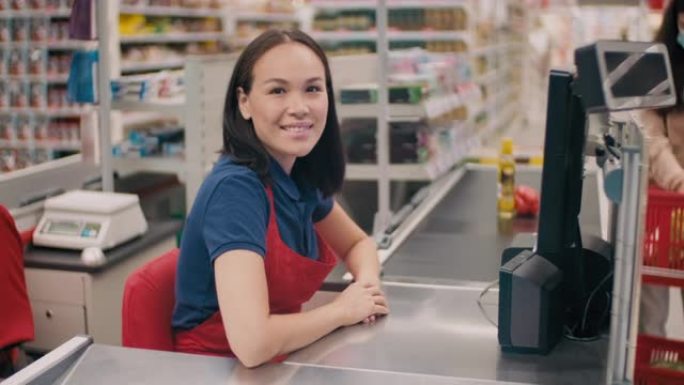 超市里微笑的女收银员