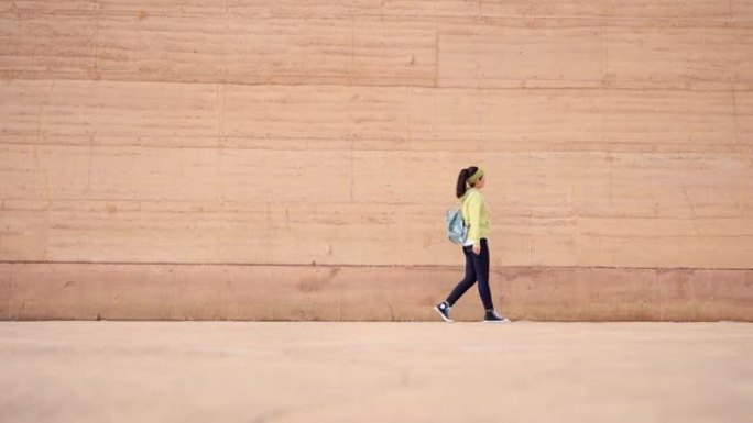 女人旅行和触摸旧墙