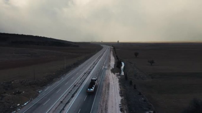 暴风雨天气下的无人驾驶飞机视图。背景上的戏剧性暴风雨云